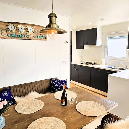 The Captain's * Petten